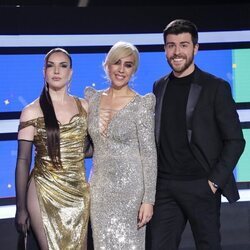 Inés Hernand, Mónica Naranjo y Rodrigo Vázquez, los presentadores del Benidorm Fest 2023 durante la final