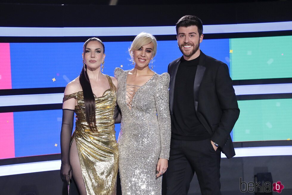 Inés Hernand, Mónica Naranjo y Rodrigo Vázquez, los presentadores del Benidorm Fest 2023 durante la final