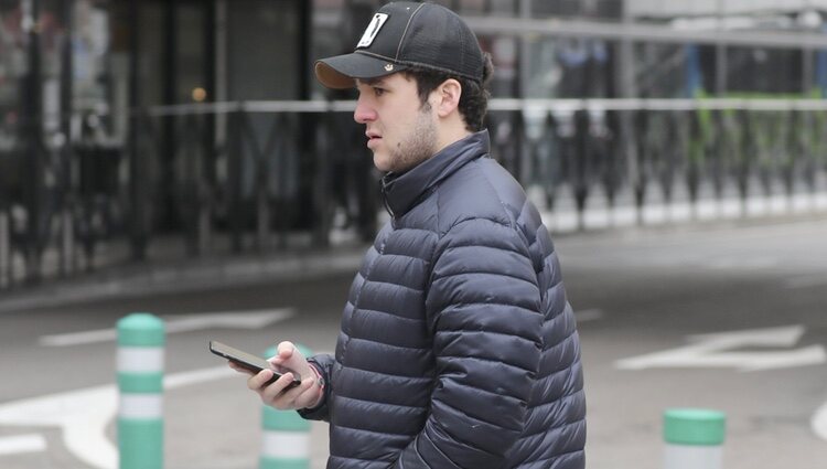 Froilán con gorra y unas Adidas en un paseo por Madrid