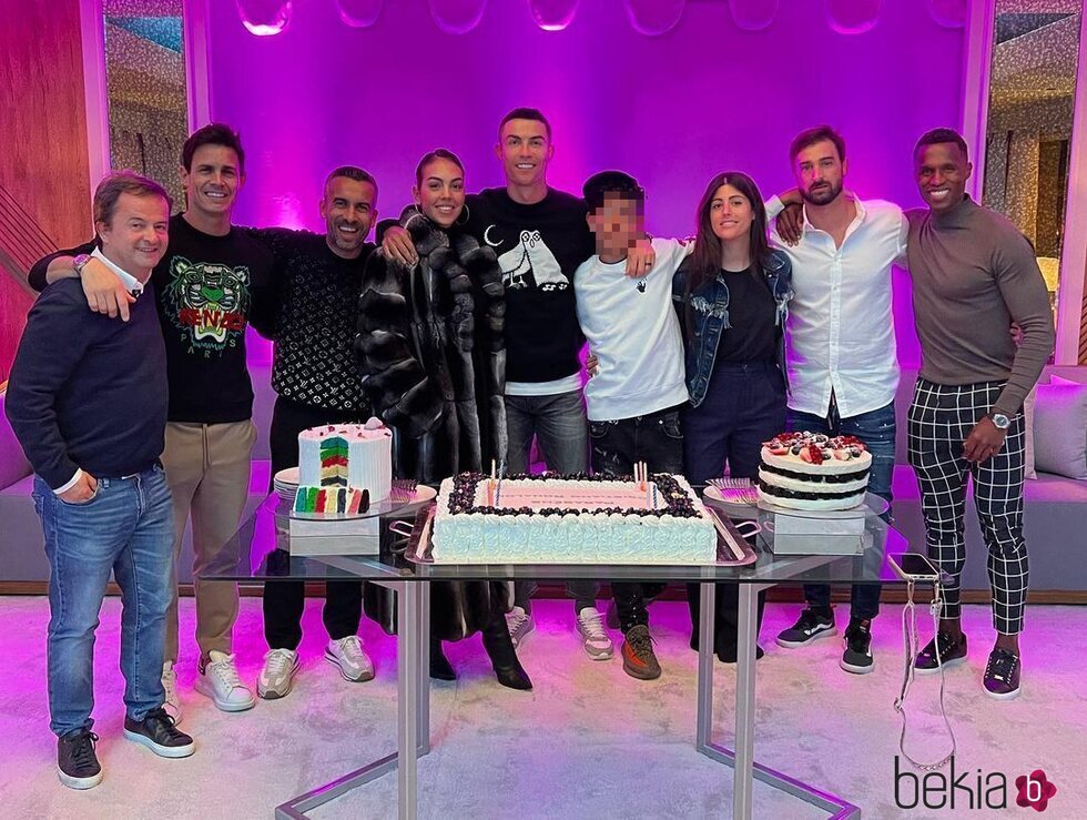 Cristiano Ronaldo, rodeado de amigos y familia en su fiesta por su 38 cumpleaños