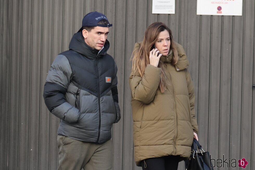 Jaime Lorente y su novia Marta Goenaga dando un paseo por Madrid