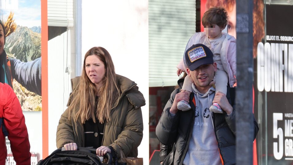 Jaime Lorente y su novia Marta Goenaga dando un paseo con su hija por Madrid