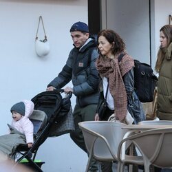 Jaime Lorente en familia con su novia Marta Goenaga y su hija dando un paseo con su hija por Madrid