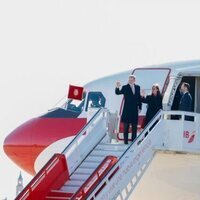 Los Reyes Felipe y Letizia al subir al avión que les llevó a Angola para su Visita de Estado