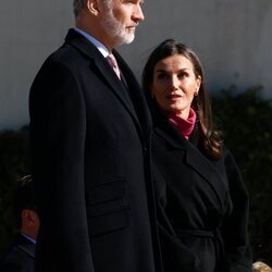 La Reina Letizia habla al Rey Felipe VI en su despedida oficial por su Visita de Estado a Angola