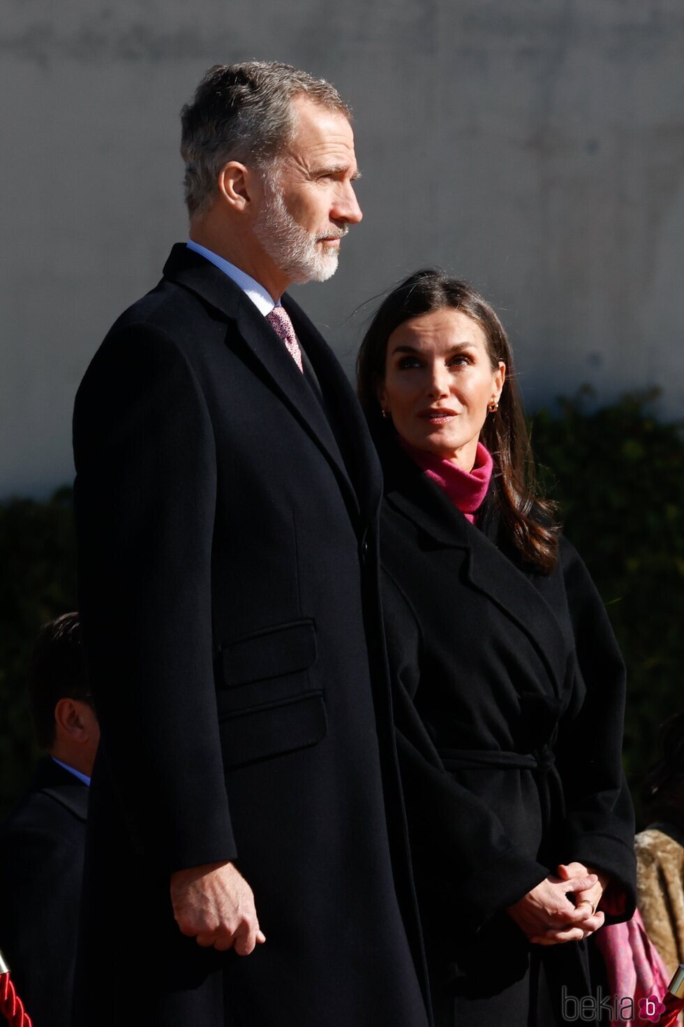 La Reina Letizia habla al Rey Felipe VI en su despedida oficial por su Visita de Estado a Angola