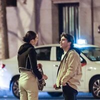 Victoria Federica y Albert Arenas hablando en un paseo nocturno en Madrid