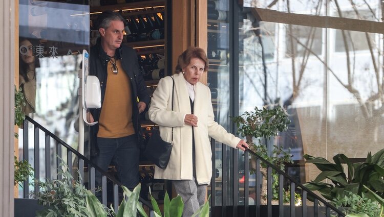 Patricia Llosa saliendo de un restaurante de Madrid con uno de sus hijos