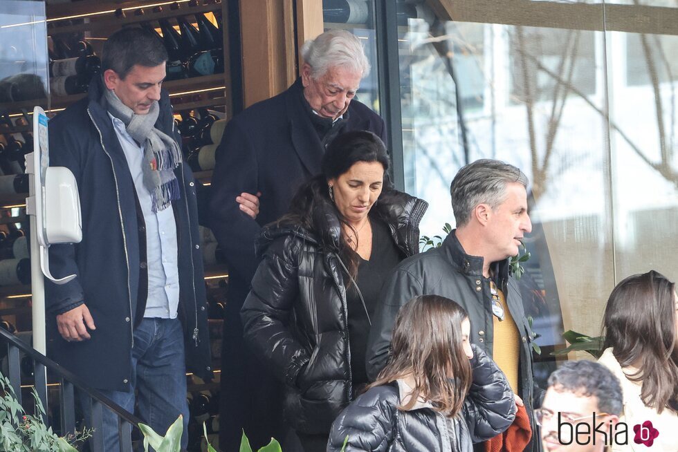 Mario Vargas Llosa y sus hijos saliendo de un restaurante de Madrid