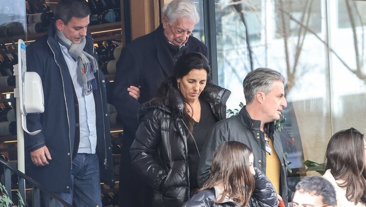 Mario Vargas Llosa y sus hijos saliendo de un restaurante de Madrid