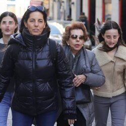 Patricia Llosa, su hija Morgana y sus nietas dando un paseo por Madrid