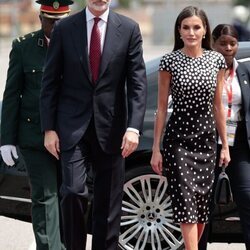 Los Reyes Felipe y Letizia a su llegada al Memorial Agostinho Neto de Luanda