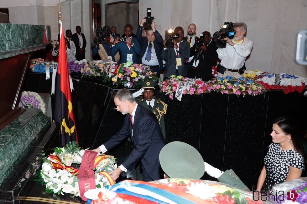 El Rey Felipe VI colocando una corona de flores en el Memorial Agostinho Neto de Luanda