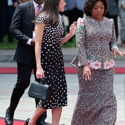 La Reina Letizia hablando con la Primera Dama de Angola en el Palacio Presidencial de Luanda