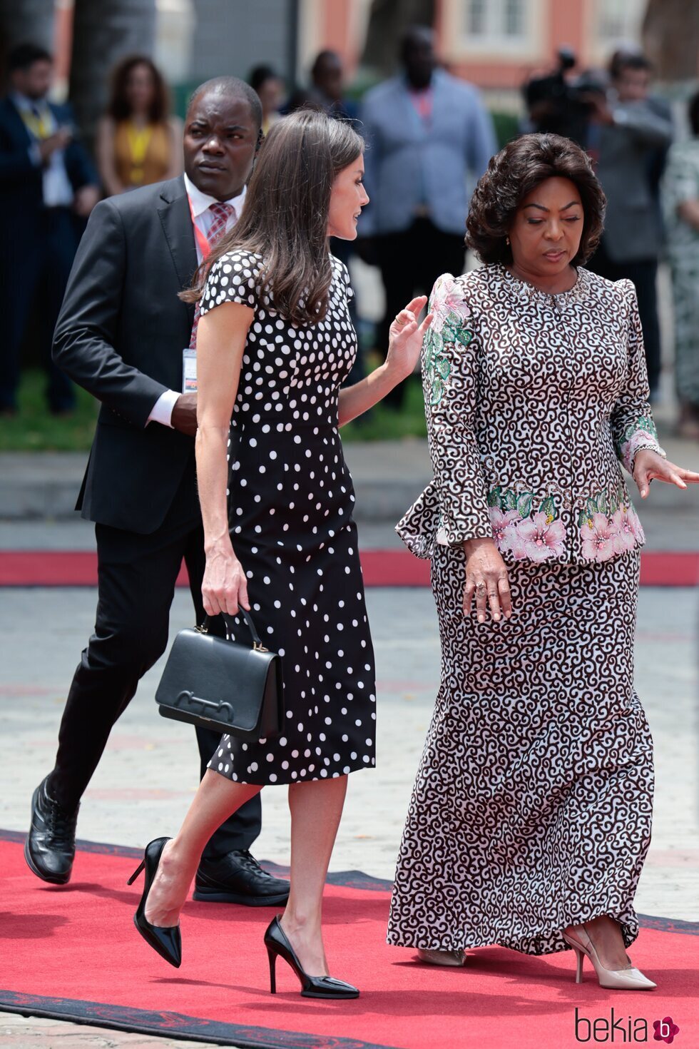 La Reina Letizia hablando con la Primera Dama de Angola en el Palacio Presidencial de Luanda