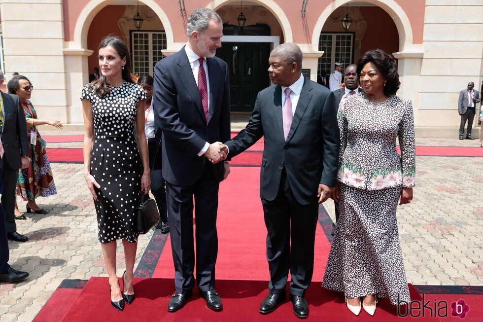 Felipe VI y el Presidente de Angola se saludan en presencia de la Reina Letizia y la Primera Dama de Angola