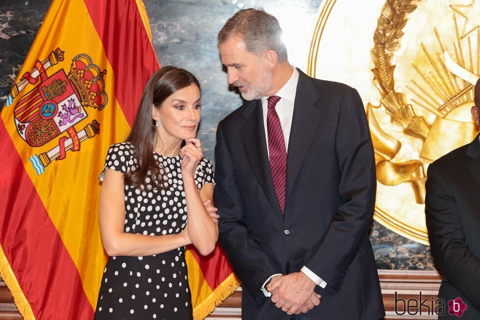 Los Reyes Felipe y Letizia hablando en la Ceremonia de Bienvenida a los Reyes por su Visita de Estado a Angola