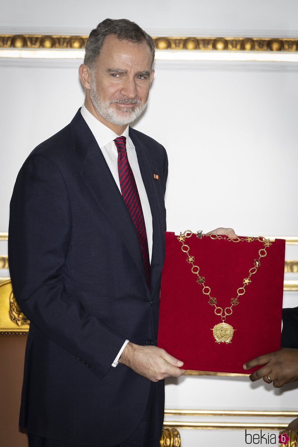 El Rey Felipe VI con la condecoración del collar de la Orden de Agostinho Neto en Angola