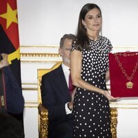 La Reina Letizia con la condecoración del collar de la Orden de Agostinho Neto en Angola