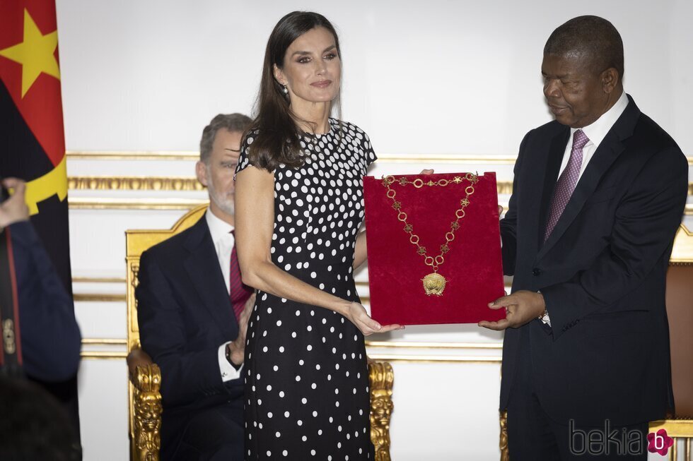 La Reina Letizia con la condecoración del collar de la Orden de Agostinho Neto en Angola