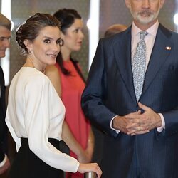 Los Reyes Felipe y Letizia en una exposición de Miró en Angola