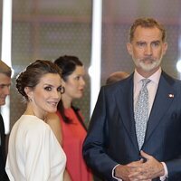 Los Reyes Felipe y Letizia en una exposición de Miró en Angola