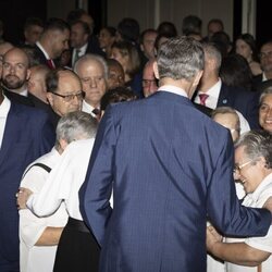 Los Reyes Felipe y Letizia con españoles en Angola en su Visita de Estado