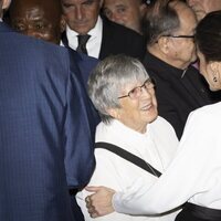 La Reina Letizia saludando a una española en su Visita de Estado a Angola