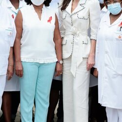 La Reina Letizia y la Primera Dama de Angola con mascarilla en la Maternidad Lucrecia Paím