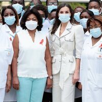 La Reina Letizia y la Primera Dama de Angola con mascarilla en la Maternidad Lucrecia Paím