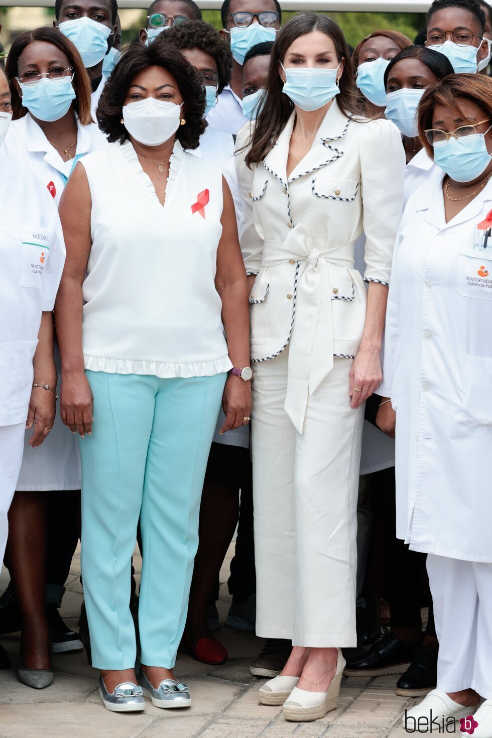 La Reina Letizia y la Primera Dama de Angola con mascarilla en la Maternidad Lucrecia Paím