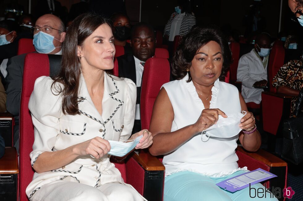 La Reina Letizia y la Primera Dama de Angola se ponen la mascarilla en la Maternidad Lucrecia Paím