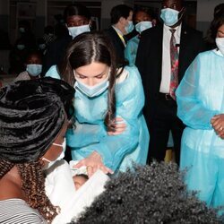 La Reina Letizia con un bebé en la Maternidad Lucrecia Paím de Angola