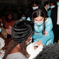 La Reina Letizia con un bebé en la Maternidad Lucrecia Paím de Angola