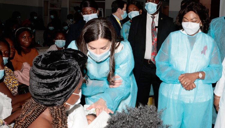 La Reina Letizia con un bebé en la Maternidad Lucrecia Paím de Angola