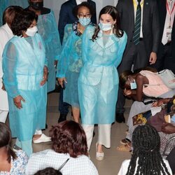 La Reina Letizia y la Primera Dama de Angola en la Maternidad Lucrecia Paím