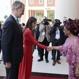 Los Reyes Felipe y Letizia saludando a la Presidenta de la Asamblea Nacional de Angola