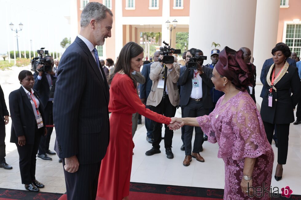 Los Reyes Felipe y Letizia saludando a la Presidenta de la Asamblea Nacional de Angola