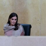 La Reina Letizia, muy seria en la Asamblea Nacional de Angola