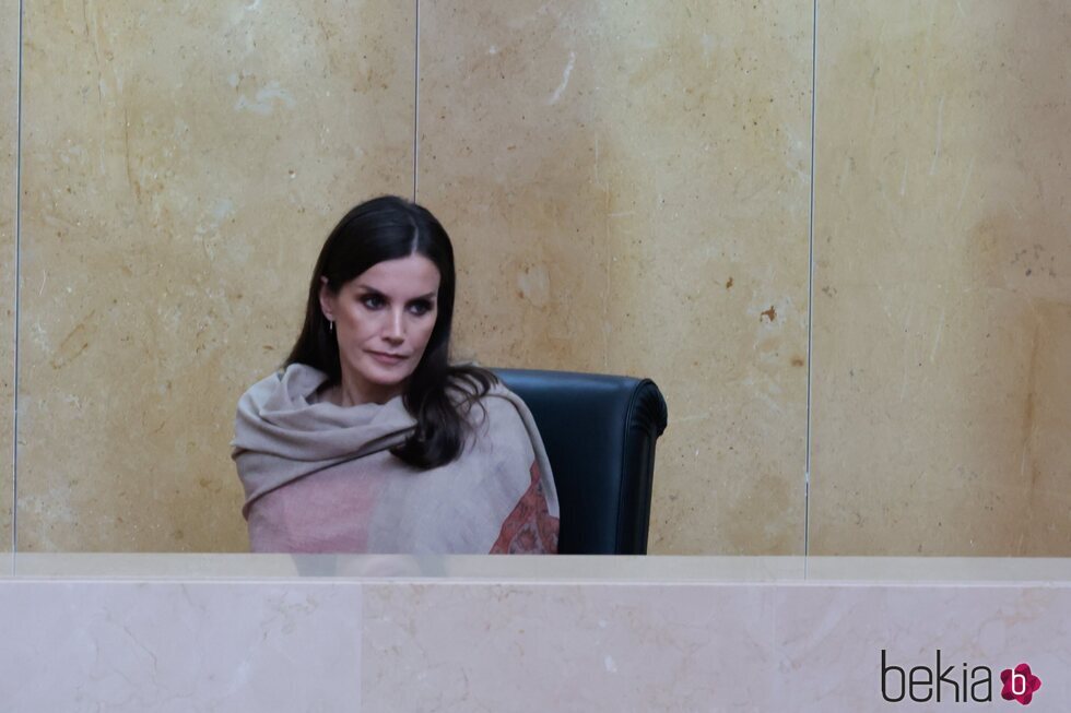 La Reina Letizia, muy seria en la Asamblea Nacional de Angola