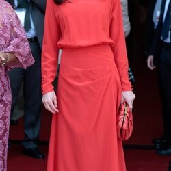 La Reina Letizia con un vestido rojo de Massimo Dutti en la Asamblea Nacional de Angola