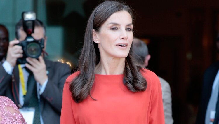 La Reina Letizia con un vestido rojo de Massimo Dutti en la Asamblea Nacional de Angola