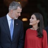 Los Reyes Felipe y Letizia hablando en la Asamblea Nacional de Angola