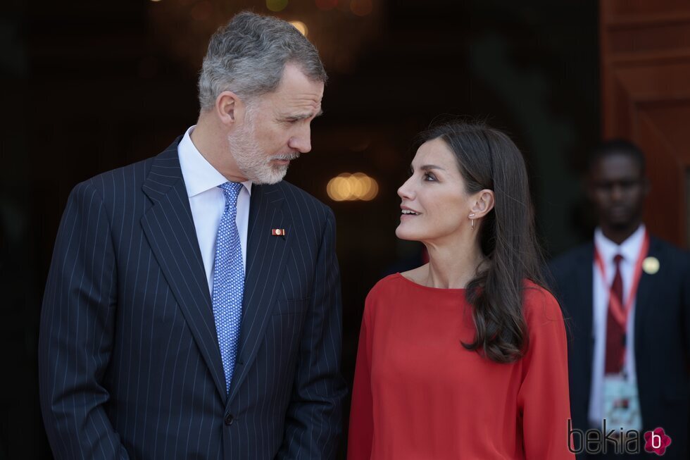 Los Reyes Felipe y Letizia hablando en la Asamblea Nacional de Angola