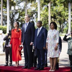 Los Reyes Felipe y Letizia con el Presidente y la Primera Dama de Angola en su despedida de Angola