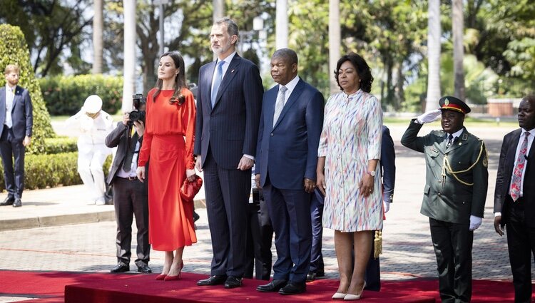 Los Reyes Felipe y Letizia con el Presidente y la Primera Dama de Angola en su despedida de Angola