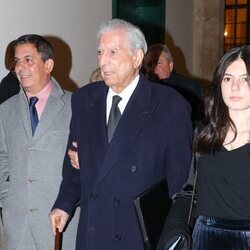 Mario Vargas Llosa con su hijo Gonzalo y una de sus nietas en París