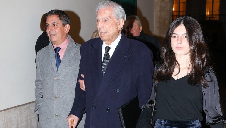 Mario Vargas Llosa con su hijo Gonzalo y una de sus nietas en París