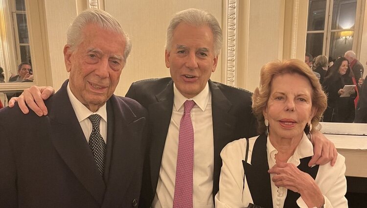 Mario Vargas Llosa y Patricia Llosa con su hijo Álvaro en París