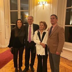 Patricia Llosa con sus tres hijos Morgana, Álvaro y Gonzalo en París